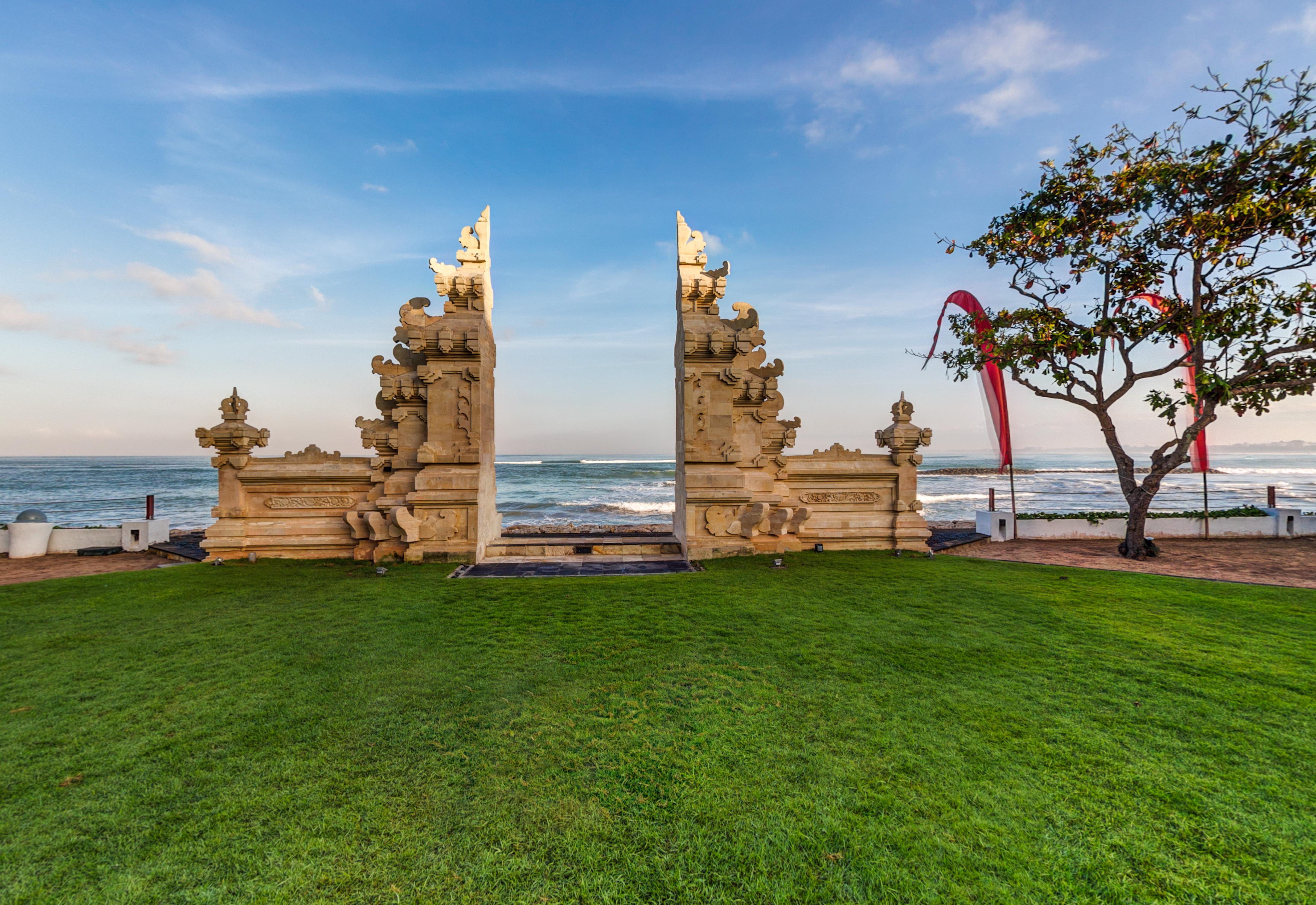 קוטה לומבוק Discovery Kartika Plaza Hotel מראה חיצוני תמונה The gate of Pura Balun Temple