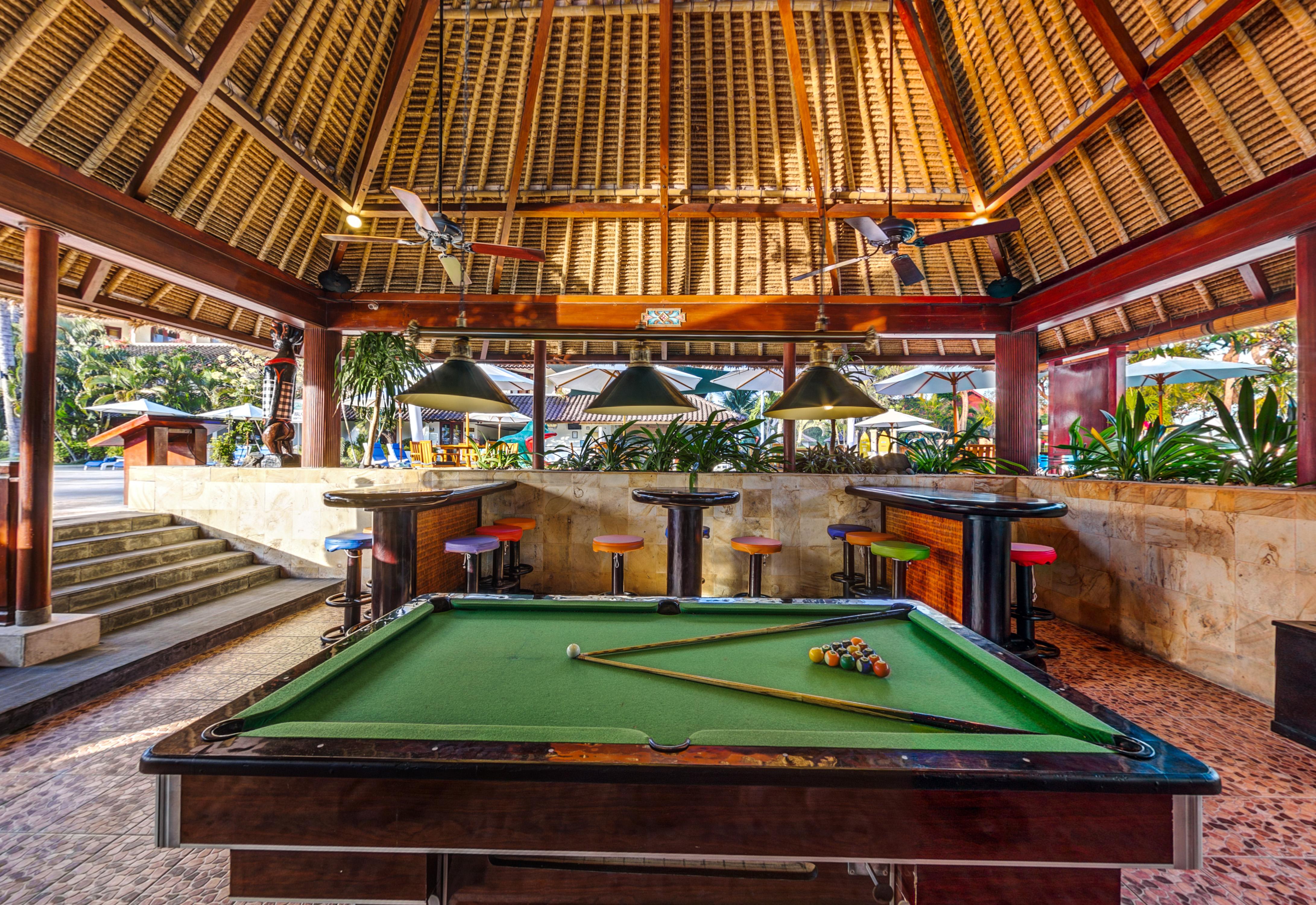 קוטה לומבוק Discovery Kartika Plaza Hotel מראה חיצוני תמונה Pool table at the pool bar