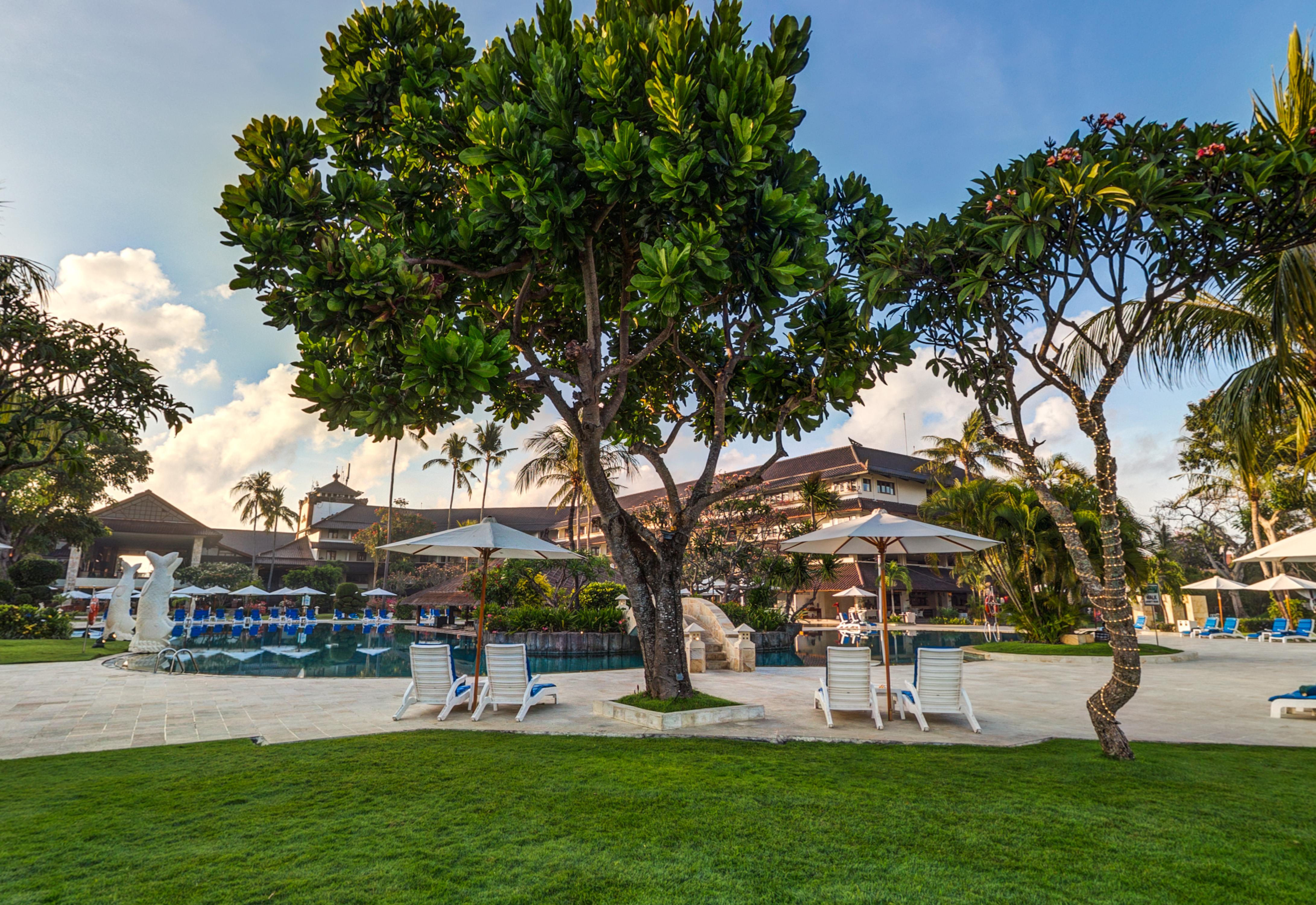 קוטה לומבוק Discovery Kartika Plaza Hotel מראה חיצוני תמונה The pool at the Sheraton Resort