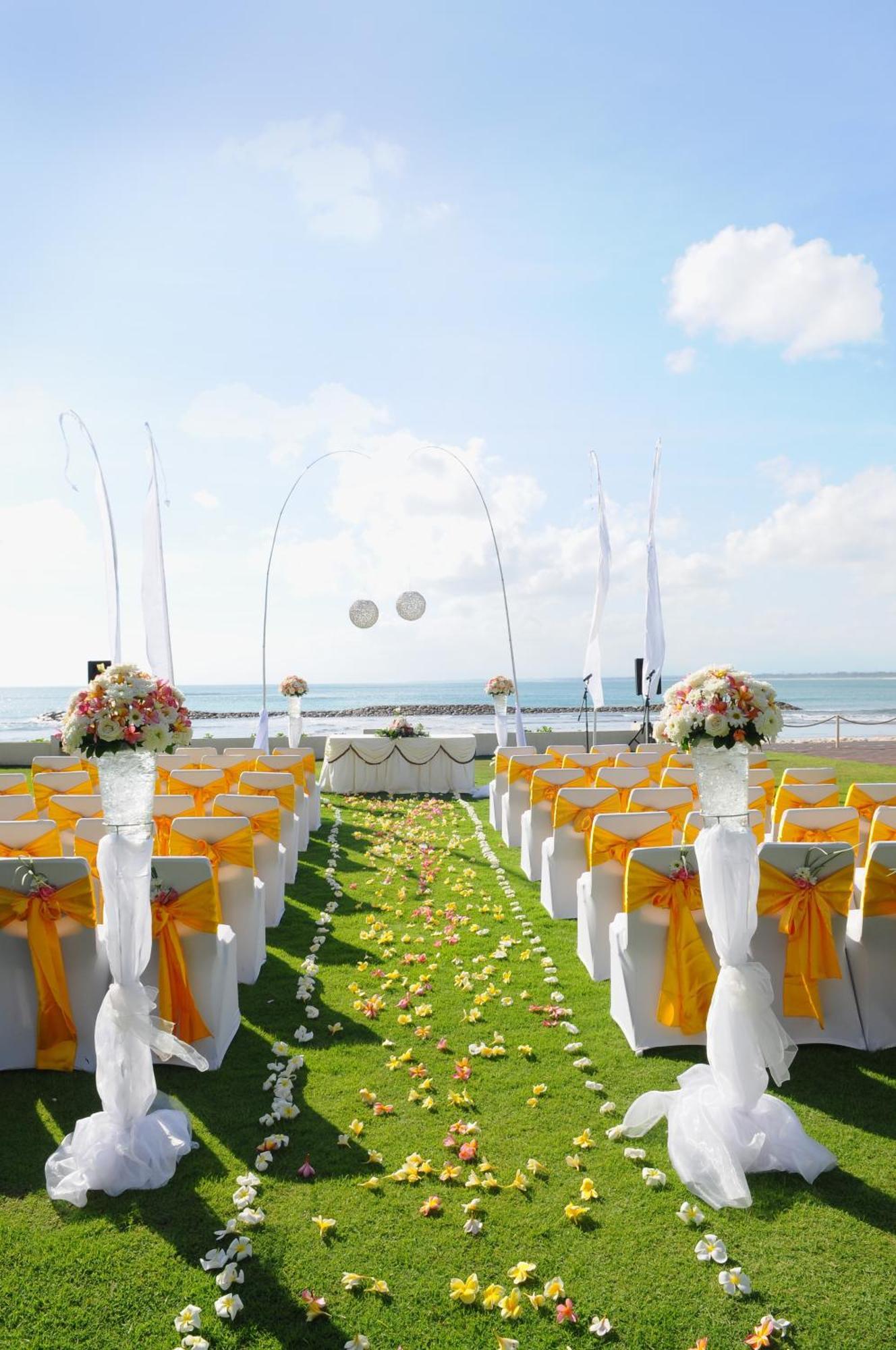 קוטה לומבוק Discovery Kartika Plaza Hotel מראה חיצוני תמונה A beach wedding in Bali, Indonesia