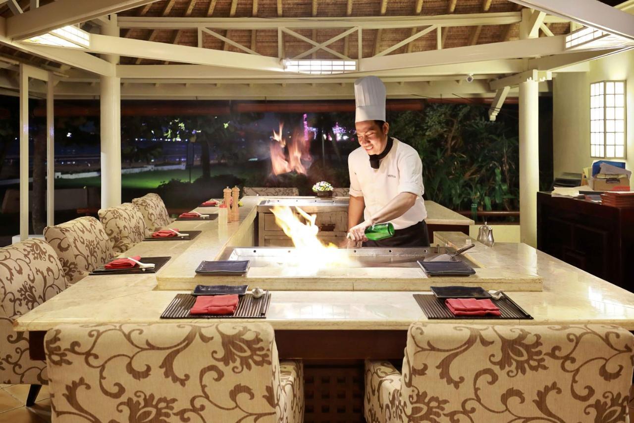 קוטה לומבוק Discovery Kartika Plaza Hotel מראה חיצוני תמונה A chef at work at the restaurant